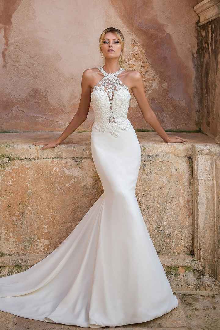 B) Un sensual vestido sirena con halter