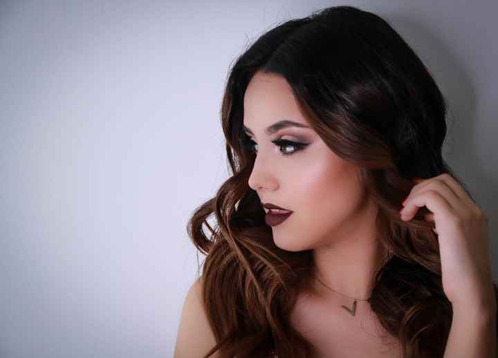 B) Un seductor maquillaje con ojos y labios intensos