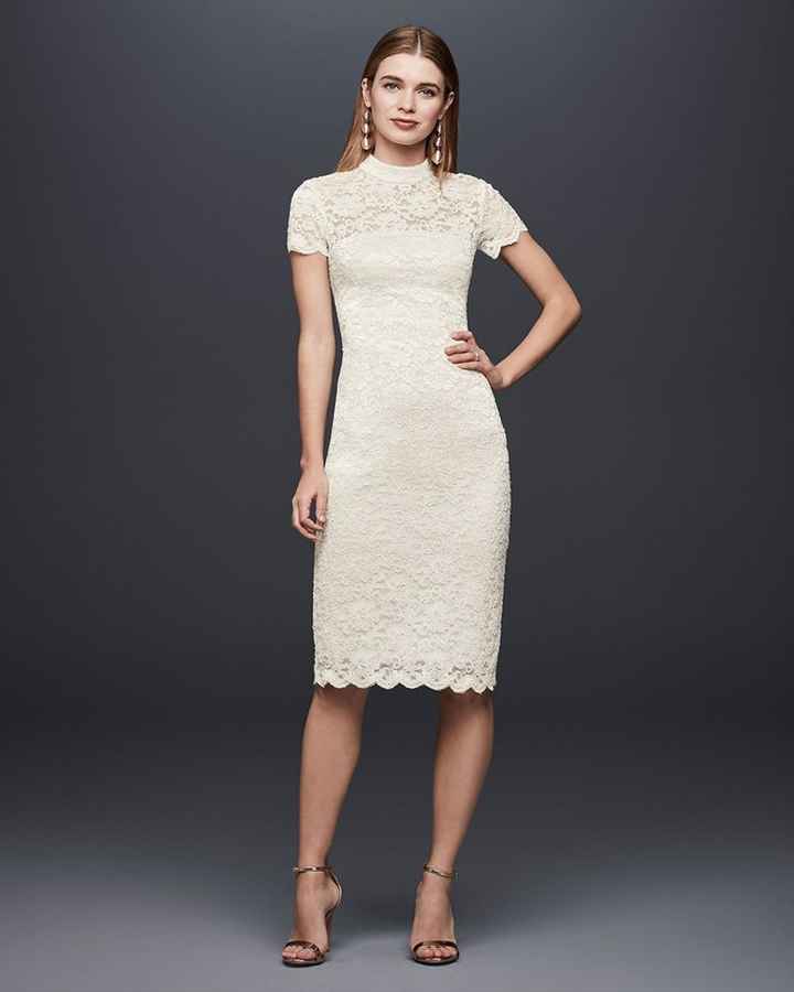 A) Un elegante vestido midi de encaje y cuello alto
