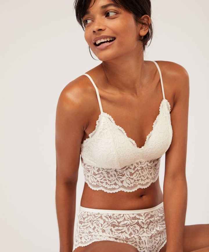 A) Un romántico conjunto de bralette y panties de encaje