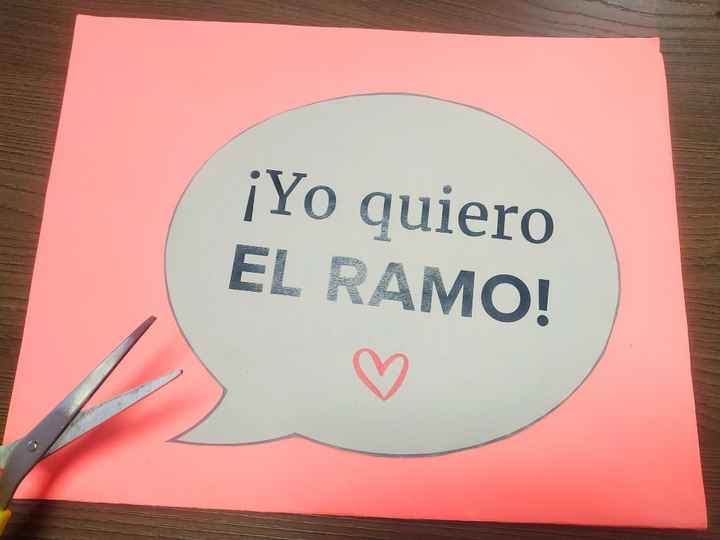 2) Para hacerlos más rígidos y pegarlos en un palito, puedes reforzarlos pegándolos en una cartulina