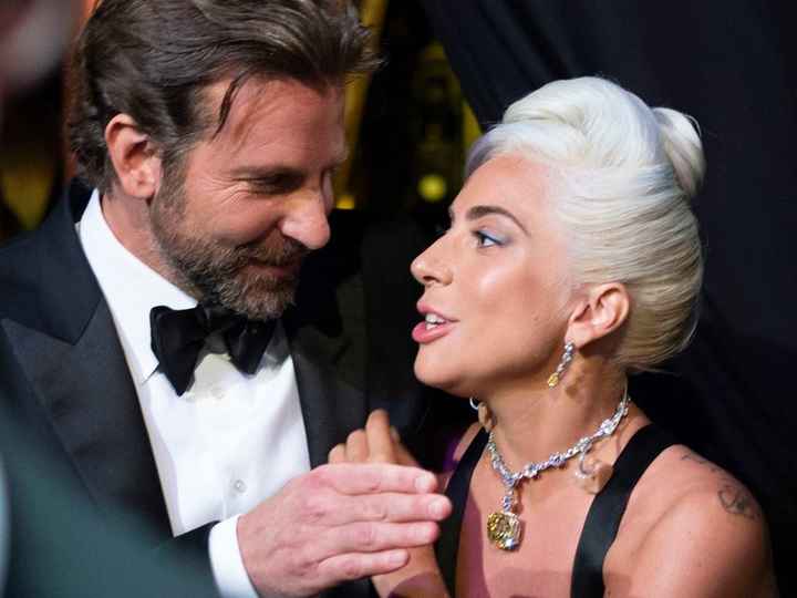 b) Lady Gaga y Bradley 