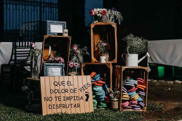 1) Ponerlos en un lugar comunitario de la fiesta y que cada uno tome el suyo  Créditos: A&A Fotograf