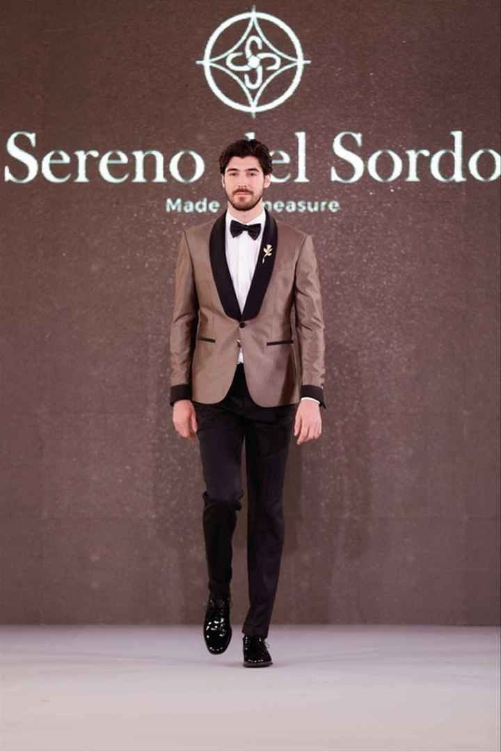 Dale un emoji a este traje de novio - 1