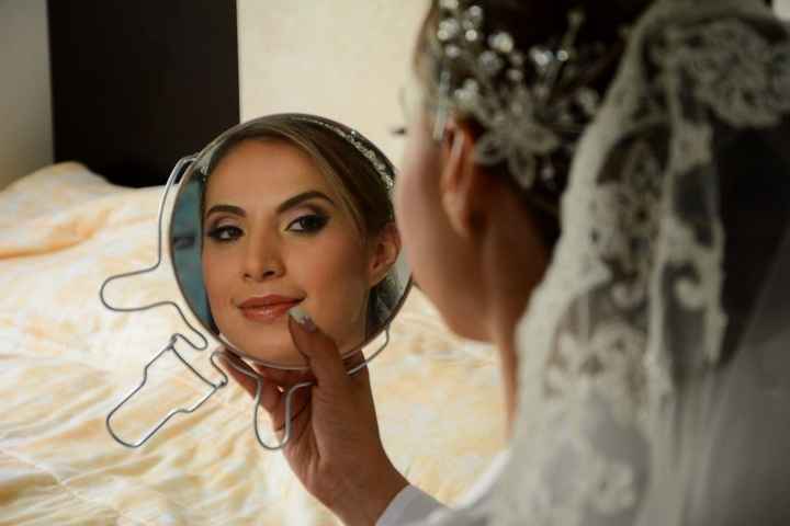 MAQUILLAJE  Y TOCADO
