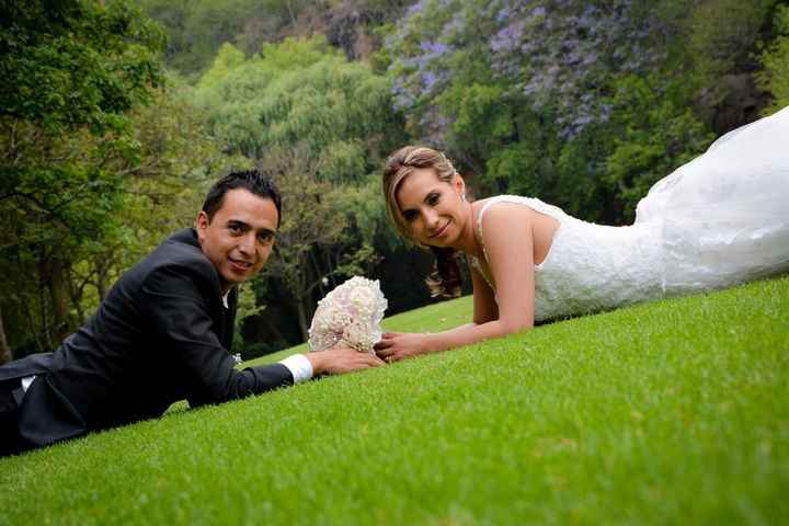 ACOSTADOS EN EL PASTO