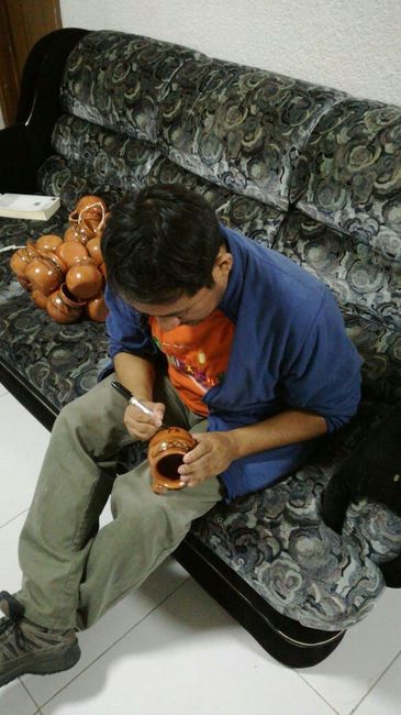 Mi querido esposo autografiando los jarritos para el pulque y para darlos de recuerdo