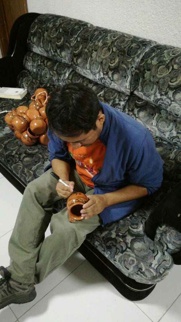 Mi querido esposo autografiando los jarritos para el pulque y para darlos de recuerdo