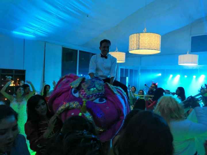 Novio en elefante rosa