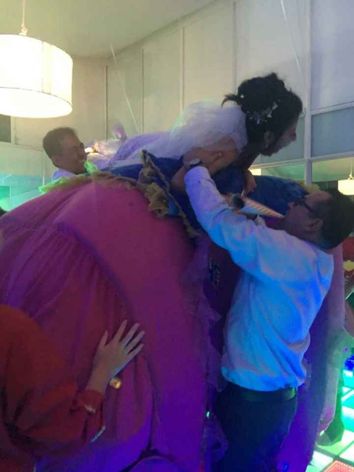 Novia tratando de subir a elefante