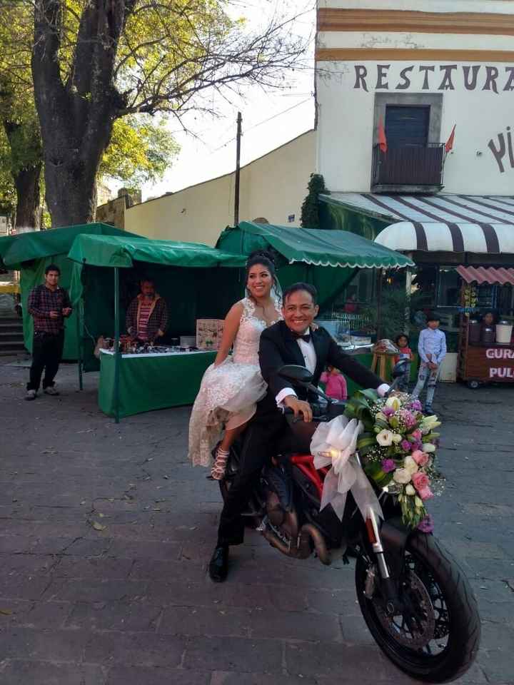 Novios en moto