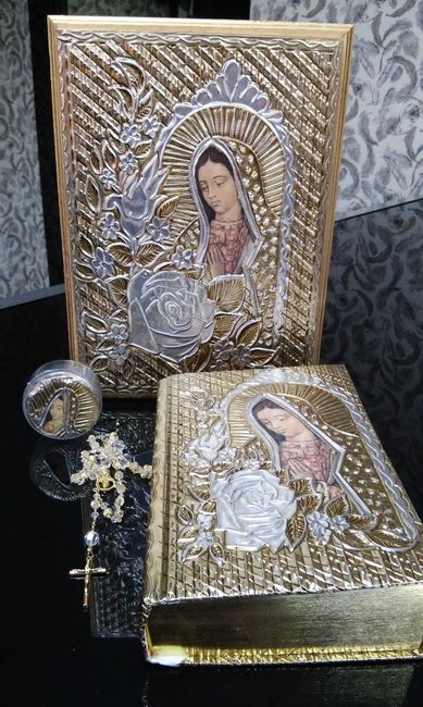 Biblia y Rosario en cofre