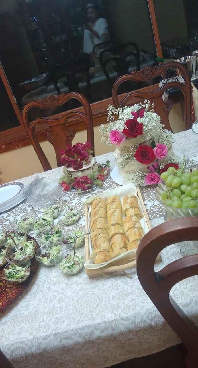 biscotto puerto risueño, uvas, quesos, carnes frías 