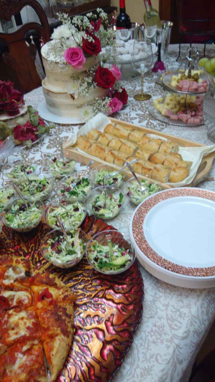 pizza, ensalada, Lagsana y pasta