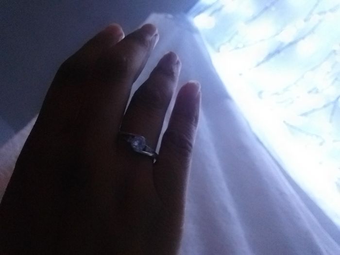 📸 Publica una foto mostrando su anillo de compromiso o alianza de boda 1
