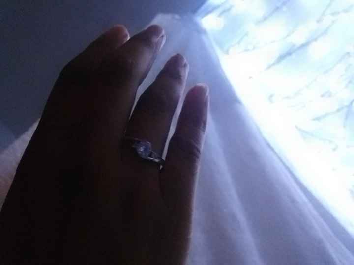 📸 Publica una foto mostrando su anillo de compromiso o alianza de boda - 1