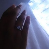 📸 Publica una foto mostrando su anillo de compromiso o alianza de boda - 1