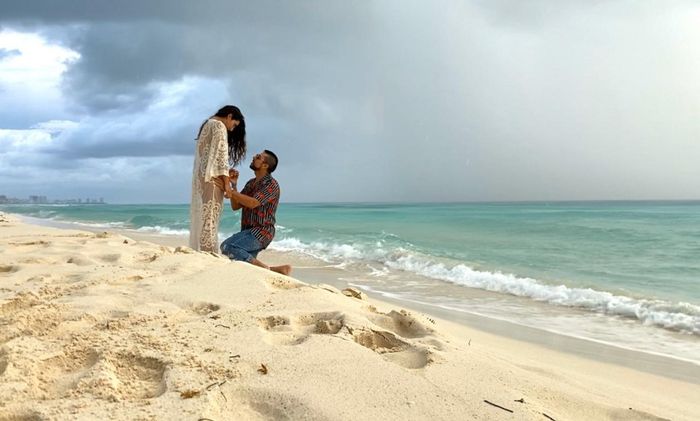 Me sorprendió con el anillo en la playa - 1