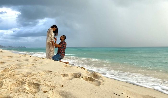 Me sorprendió con el anillo en la playa - 2