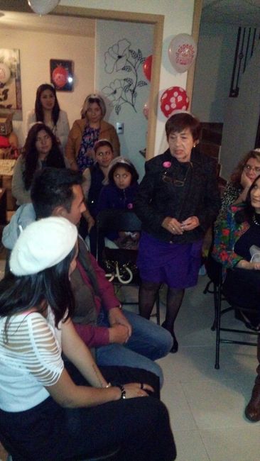 la abuela de mi novio diciendonos unas palabras