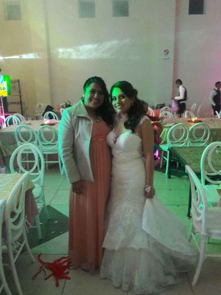 Con mi dama de Honor, me estuvo ayudando en todo desde temprano :) ésta fue ya casi al final de la f