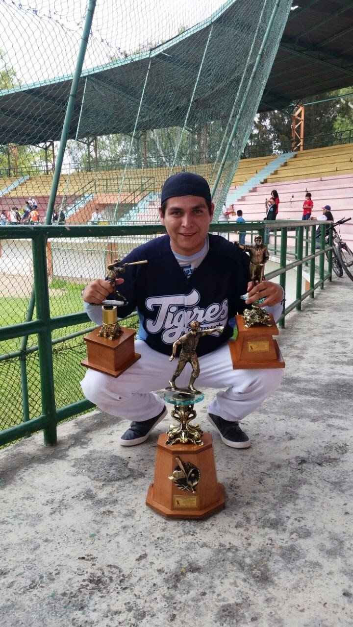 Presumiendo sus trofeos 