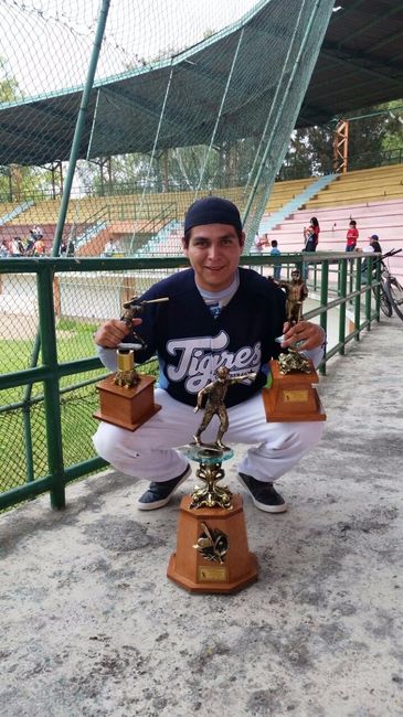 Presumiendo sus trofeos 