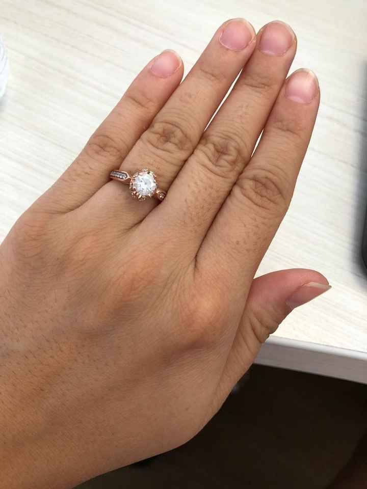 Mi anillo de compromiso me encanta, mi prometido estuvo pidiéndole su opinión a mi mejor amiga, lo q