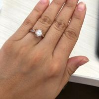 Mi anillo de compromiso me encanta, mi prometido estuvo pidiéndole su opinión a mi mejor amiga, lo q