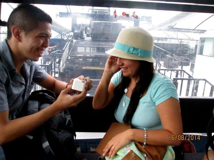 asi me entrego mi anillo de compromiso