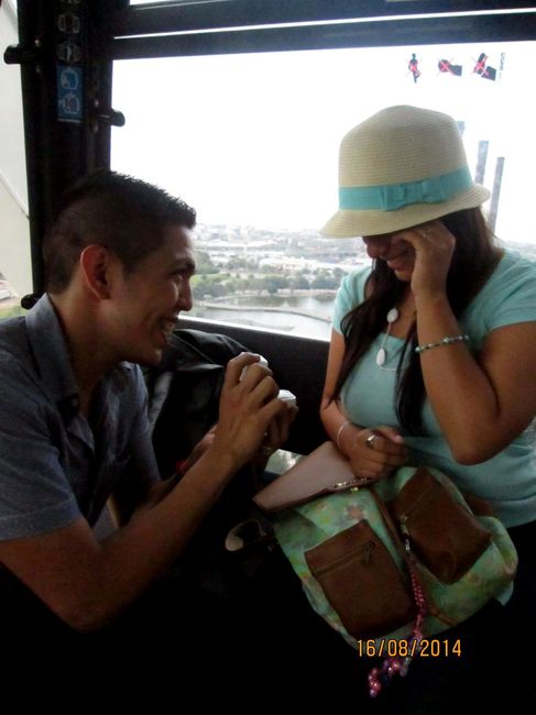 asi me entrego mi anillo de compromiso