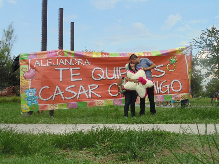 asi me entrego mi anillo de compromiso