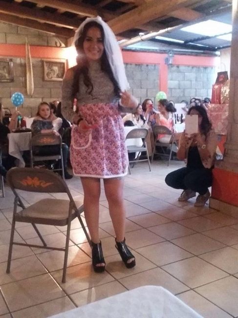 Con mandil y velo ;)