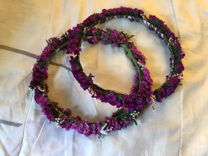 Coronas para las pajecitas... su vestido será lila pero el tono de la boda es berenjena 🍆 y con las 