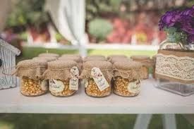 Detalles a los invitados en la mesa 3