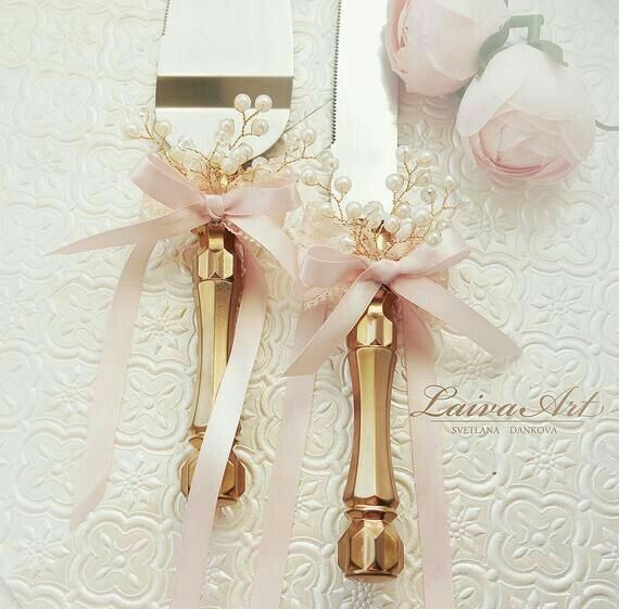 Colores: cuchillos para el pastel en yellow gold 10