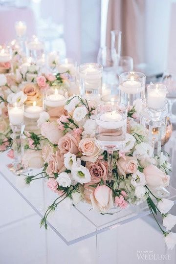 Centro de mesa con más velas que flores 1