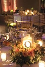 Centro de mesa con más velas que flores - 11