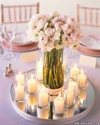 Centro de mesa con más velas que flores 23