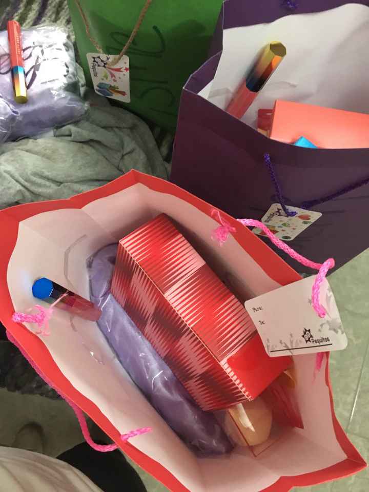 Mañana entrego regalitos a mis damas - 1