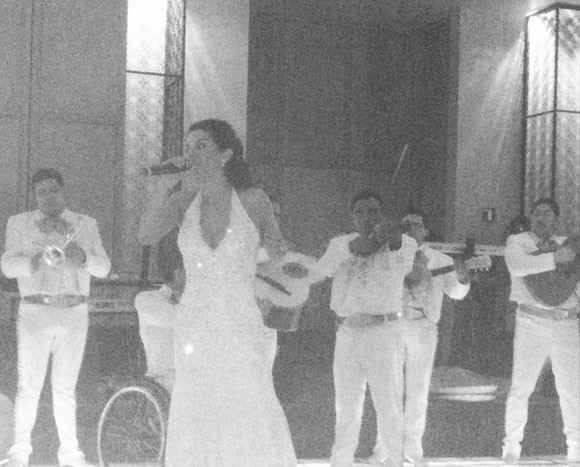 Lidia cantando con el mariachi