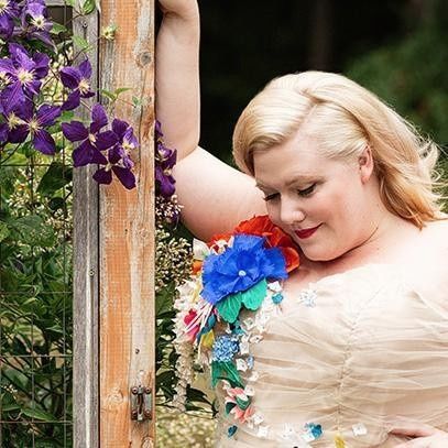 Ella es Lindy, mostrándose muy contenta y segura de sí misma en su boda