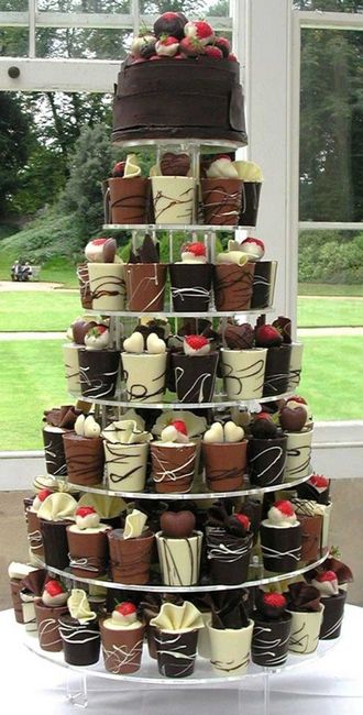7. Distintos vasos de chocolate y fresas