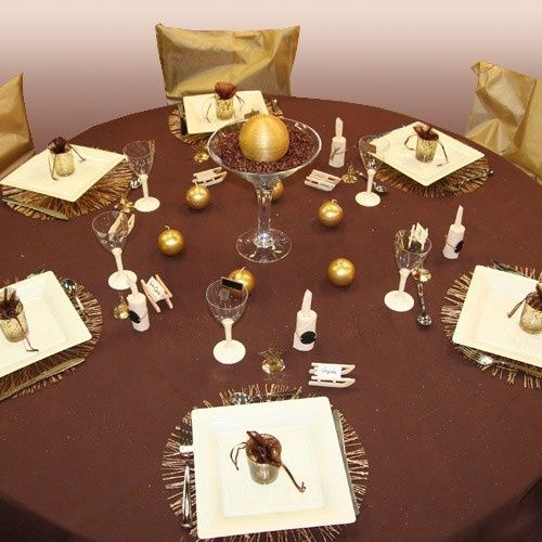 Mesa marron con dorado