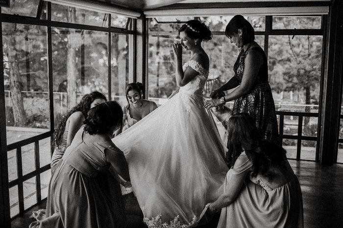 Mi mami y mis damas ayudandome con el vestido (me hicieron reír mucho)