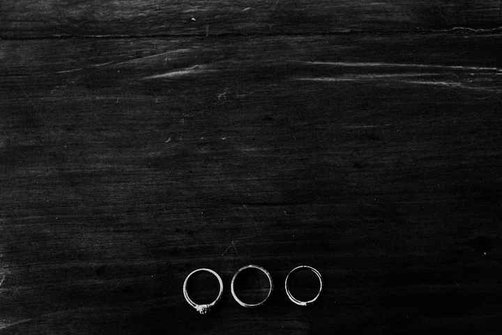 Nuestros anillos. Notese que el de compromiso esta grande para mi dedito hahaha