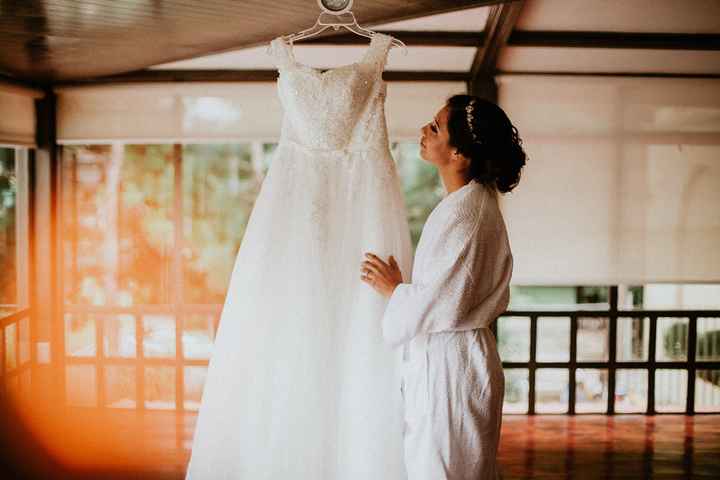 Apreciando cada detalle de mi vestido 