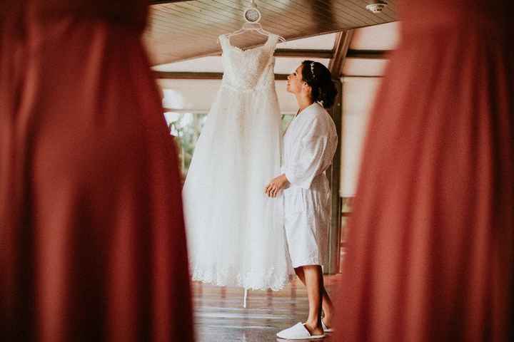 Apreciando cada detalle de mi vestido 