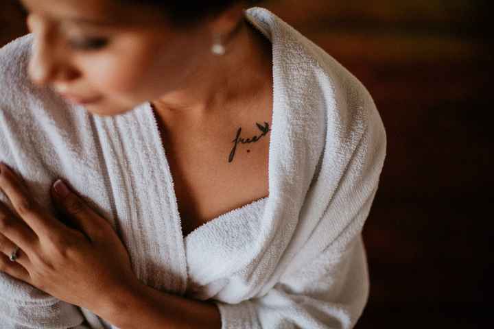 Mi mamá odia los tatuajes hahaha pero el día de mi boda dijo, hasta tu tontería se ve hermosa hahaha