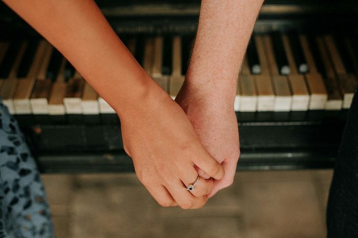 A quién le gusta ver su anillo de compromiso una y otra vez? - 1